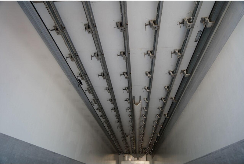 Semi-remorque frigorifique Schmitz Cargobull CHŁODNIA / THERMO KING SLX 300 / HAKÓWKA / OŚ PODNOSZONA / KOSZ: photos 18 Semi-remorque frigorifique Schmitz Cargobull CHŁODNIA / THERMO KING SLX 300 / HAKÓWKA / OŚ PODNOSZONA / KOSZ: photos 18