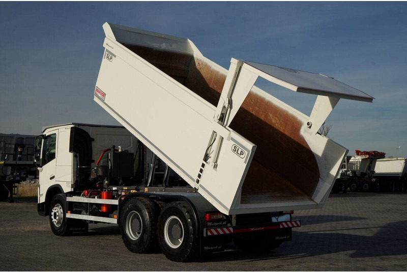 Volvo FMX 550 / 6x4 / WYWROTKA / WOZIDŁO / HARDOX / HYDRAULICZNA KLAPA - Camion benne: photos 3 Volvo FMX 550 / 6x4 / WYWROTKA / WOZIDŁO / HARDOX / HYDRAULICZNA KLAPA - Camion benne: photos 3