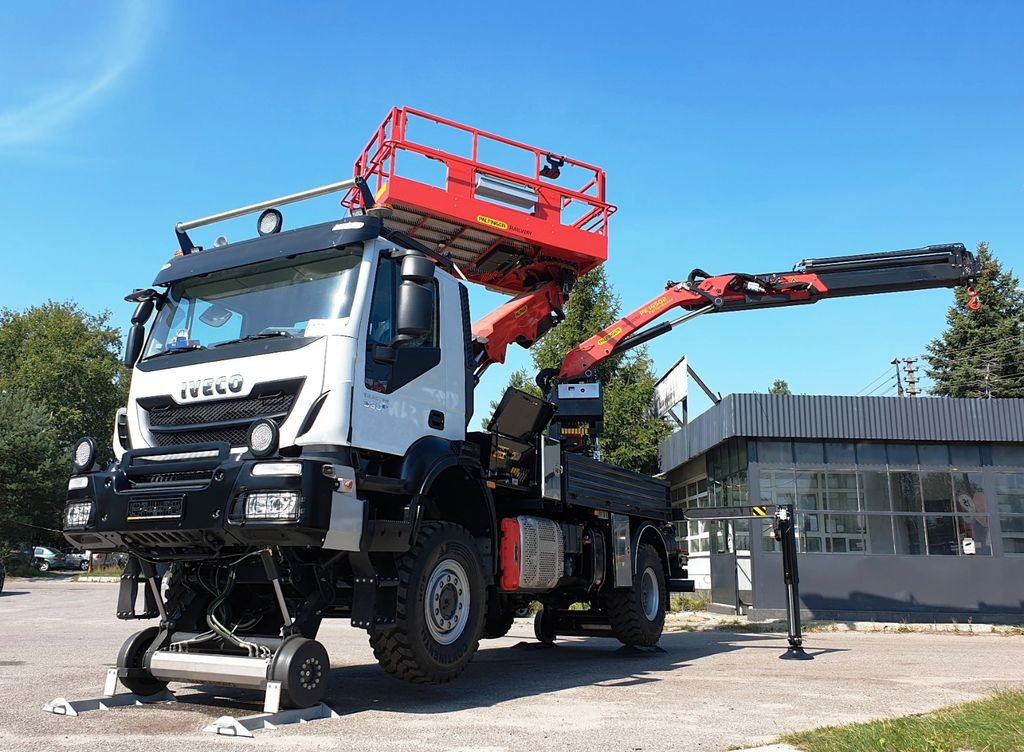 Iveco TRAKER 4x4 RAIL ROAD PALFINGER SCHIENEN TWO WAY - Camion avec nacelle: photos 1 Iveco TRAKER 4x4 RAIL ROAD PALFINGER SCHIENEN TWO WAY - Camion avec nacelle: photos 1
