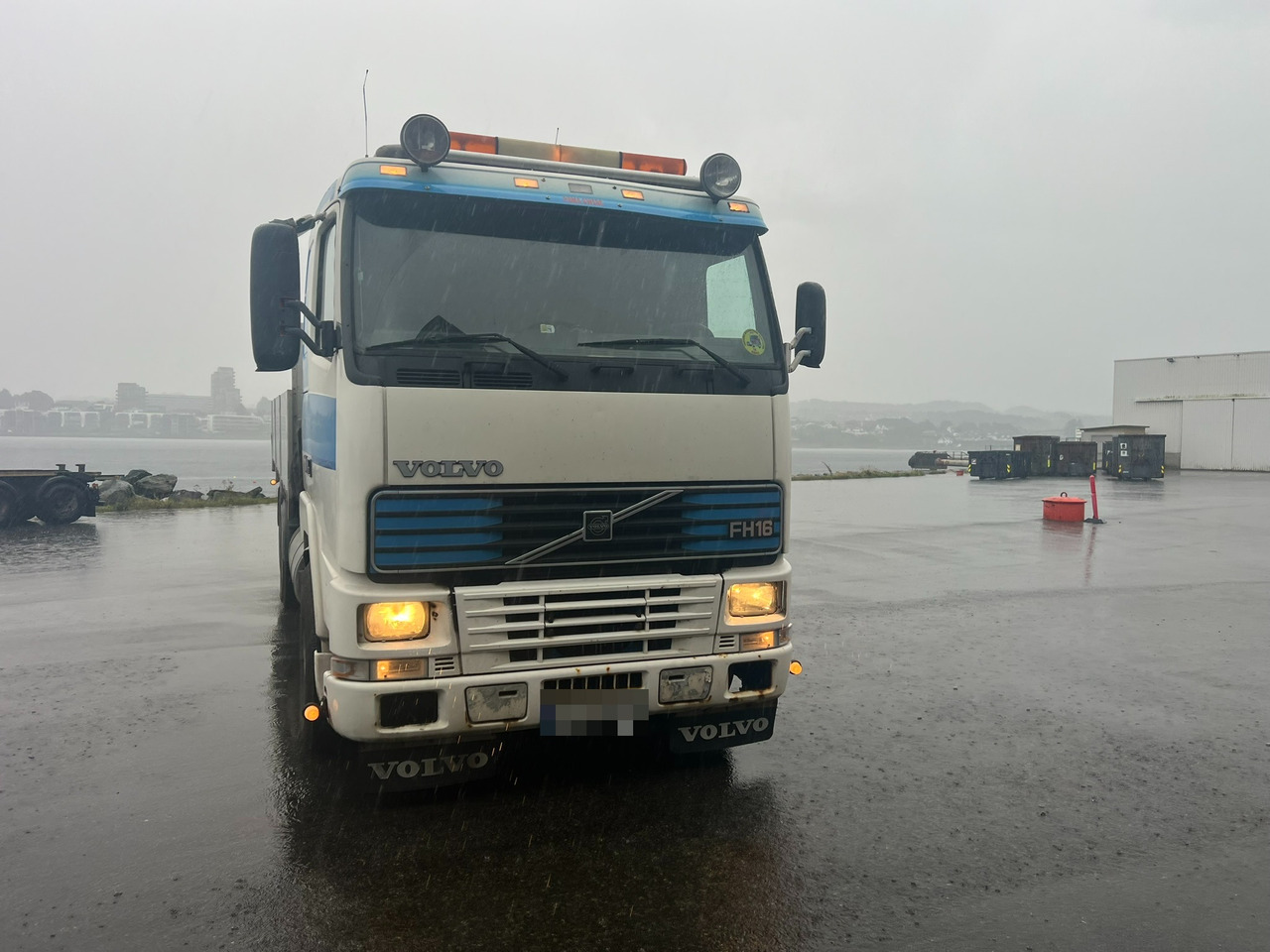 Volvo FH16 - Camion plateau, Camion grue: photos 1 Volvo FH16 - Camion plateau, Camion grue: photos 1