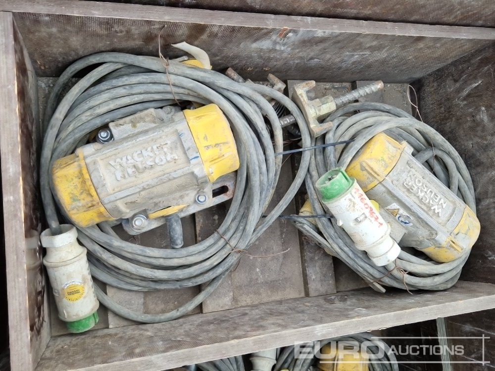 2017 Wacker Neuson Contents: 1 FUE-M/S 75A electronic frequency converter with 6 output sockets, 2 group switches and potentiometer (speed adjustment 0 - 200 Hz), 6 AR26/6/042 3.5kN external concrete - Matériel de chantier: photos 4 2017 Wacker Neuson Contents: 1 FUE-M/S 75A electronic frequency converter with 6 output sockets, 2 group switches and potentiometer (speed adjustment 0 - 200 Hz), 6 AR26/6/042 3.5kN external concrete - Matériel de chantier: photos 4