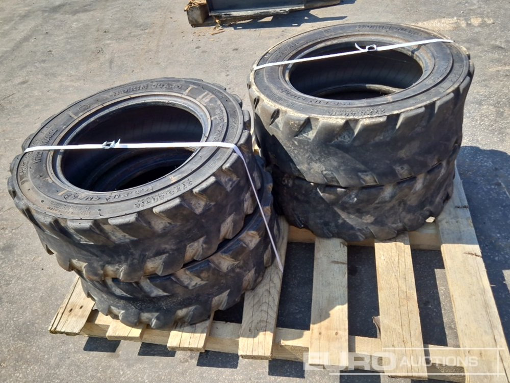 Tyres 27 X 8.50-15 (4 of) - Pneu: photos 1 Tyres 27 X 8.50-15 (4 of) - Pneu: photos 1