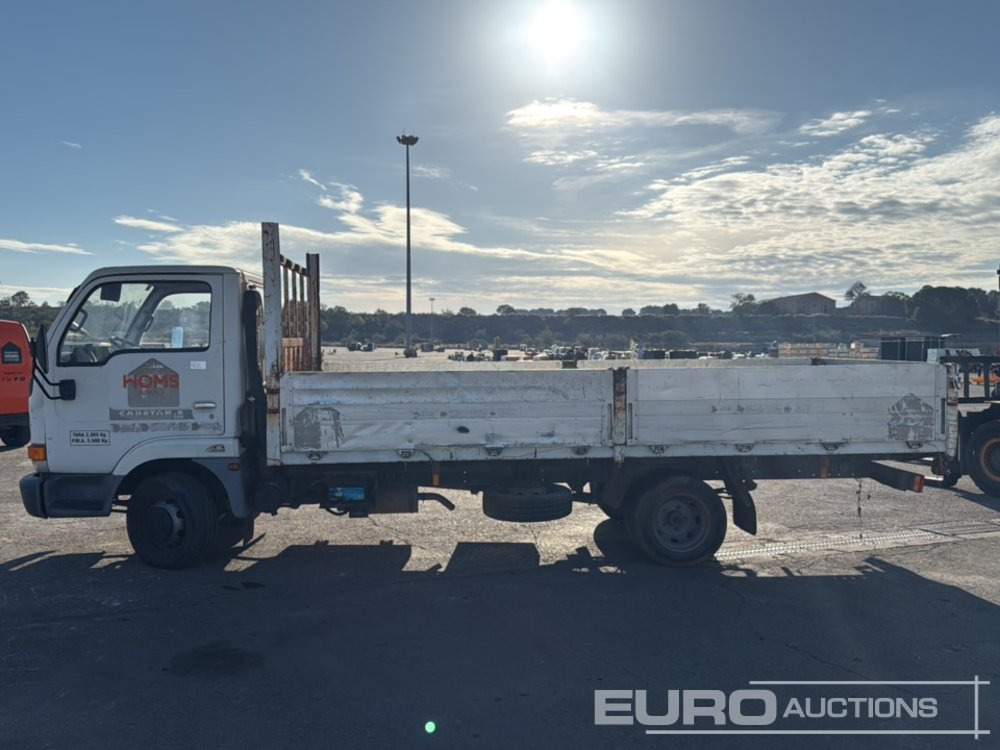 1999 Nissan Cabstar - Camion plateau: photos 2 1999 Nissan Cabstar - Camion plateau: photos 2