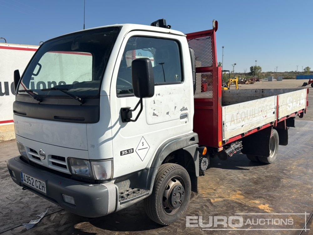 2004 Nissan Cabstar - Camion plateau: photos 1 2004 Nissan Cabstar - Camion plateau: photos 1