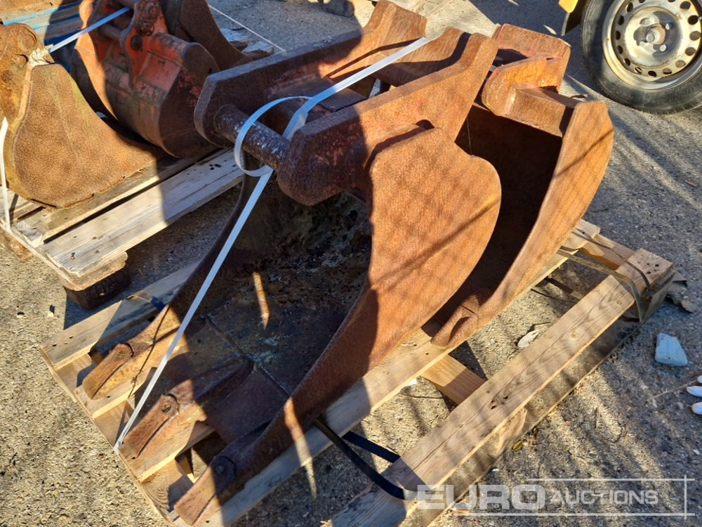 Pallet of Digging Buckets (3 of) - Matériel de chantier: photos 1 Pallet of Digging Buckets (3 of) - Matériel de chantier: photos 1