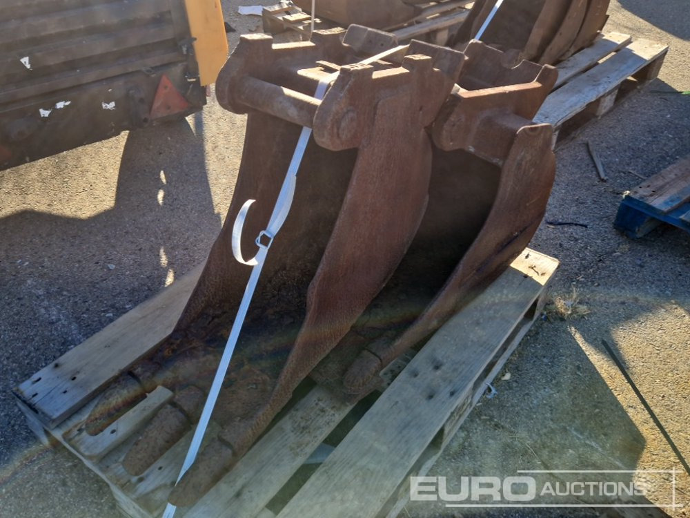 Pallet of Digging Buckets (3 of) - Matériel de chantier: photos 3 Pallet of Digging Buckets (3 of) - Matériel de chantier: photos 3