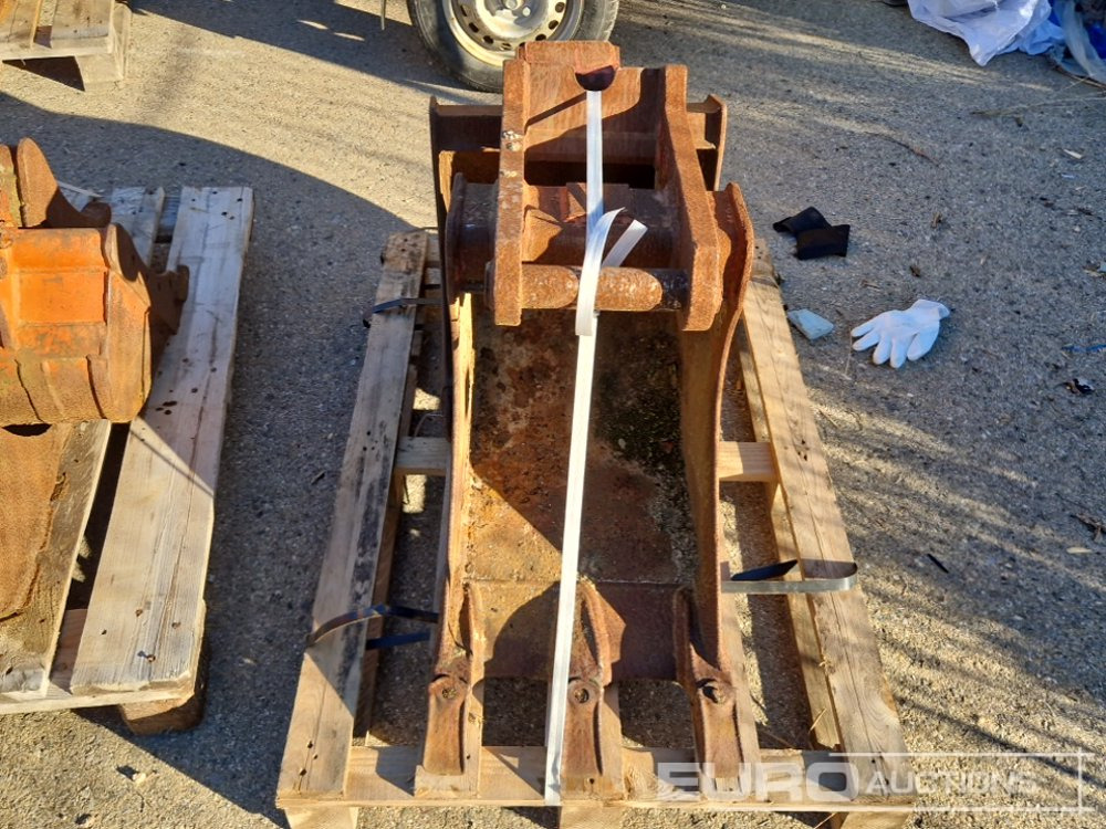 Pallet of Digging Buckets (3 of) - Matériel de chantier: photos 4 Pallet of Digging Buckets (3 of) - Matériel de chantier: photos 4