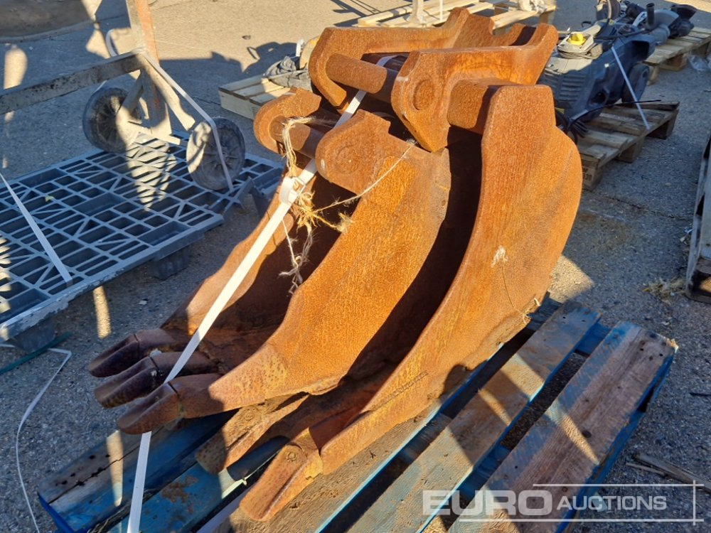 Pallet of Digging Buckets (3 of) - Matériel de chantier: photos 1 Pallet of Digging Buckets (3 of) - Matériel de chantier: photos 1