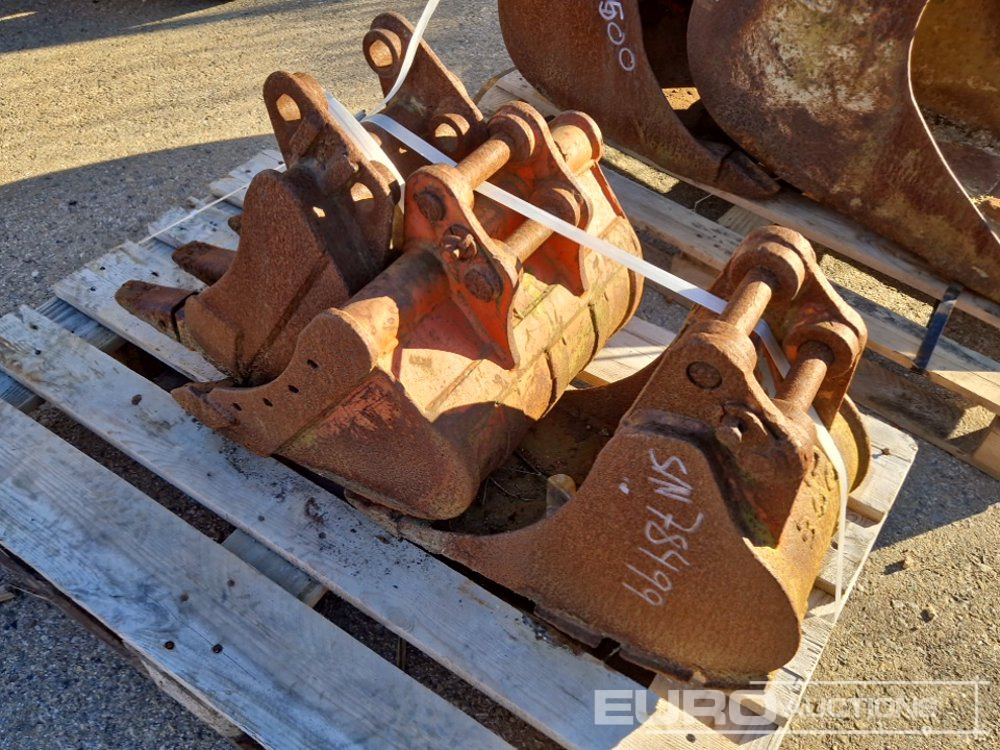 Pallet of Digging Buckets (3 of) - Matériel de chantier: photos 1 Pallet of Digging Buckets (3 of) - Matériel de chantier: photos 1