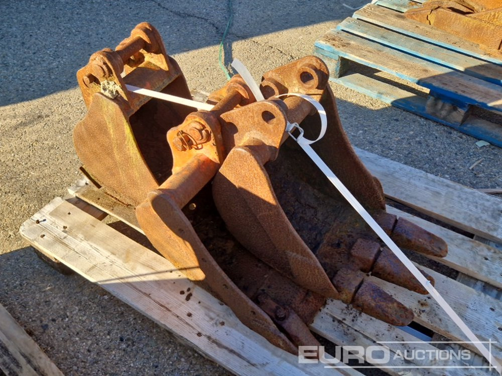 Pallet of Digging Buckets (3 of) - Matériel de chantier: photos 3 Pallet of Digging Buckets (3 of) - Matériel de chantier: photos 3