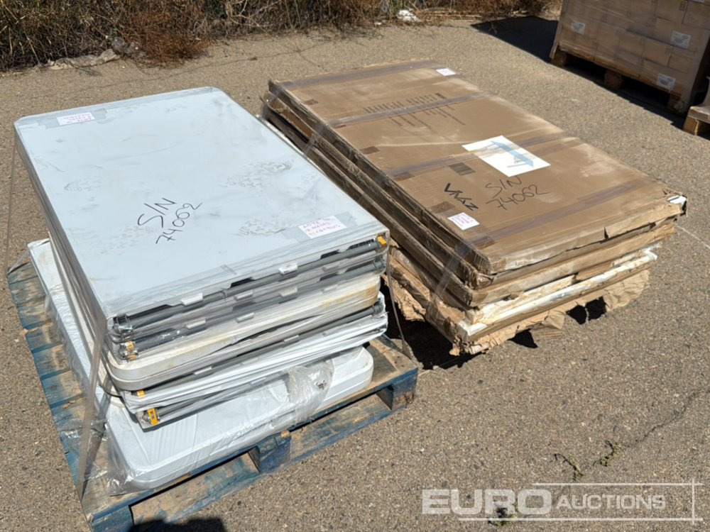 Pallet of Tables (14 of) - Outil/ Équipement: photos 1 Pallet of Tables (14 of) - Outil/ Équipement: photos 1