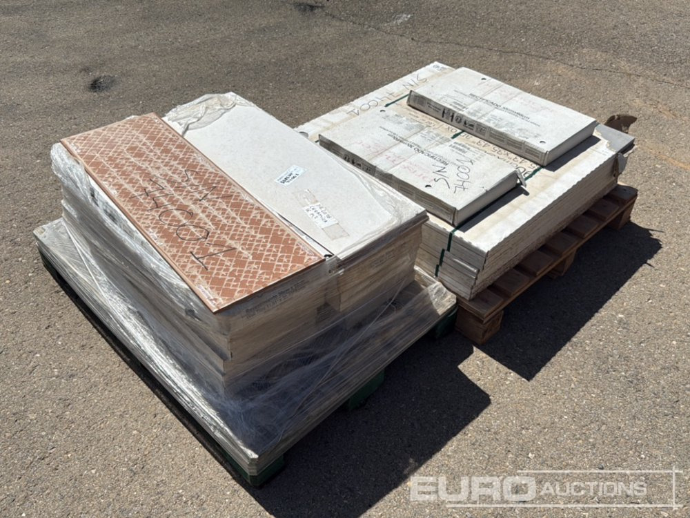 Pallet of Tiles (2 of) - Outil/ Équipement: photos 1 Pallet of Tiles (2 of) - Outil/ Équipement: photos 1