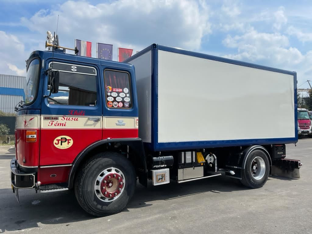 Camion SAVIEM SM 240 - Camion fourgon: photos 4 Camion SAVIEM SM 240 - Camion fourgon: photos 4
