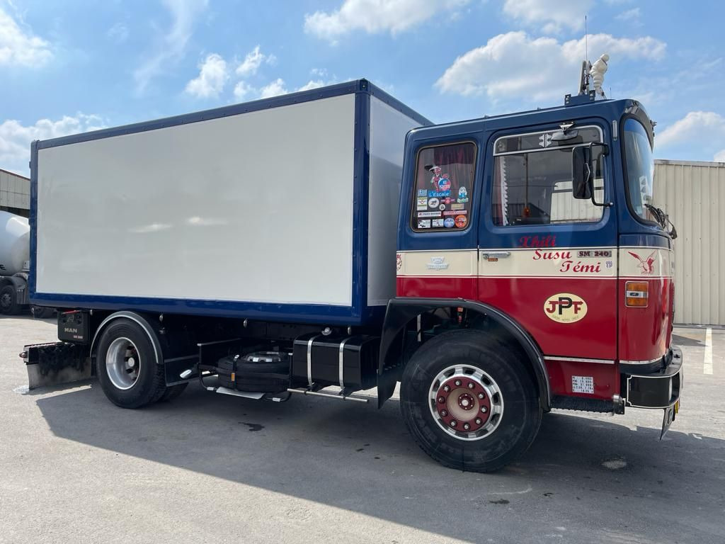 Camion SAVIEM SM 240 - Camion fourgon: photos 2 Camion SAVIEM SM 240 - Camion fourgon: photos 2