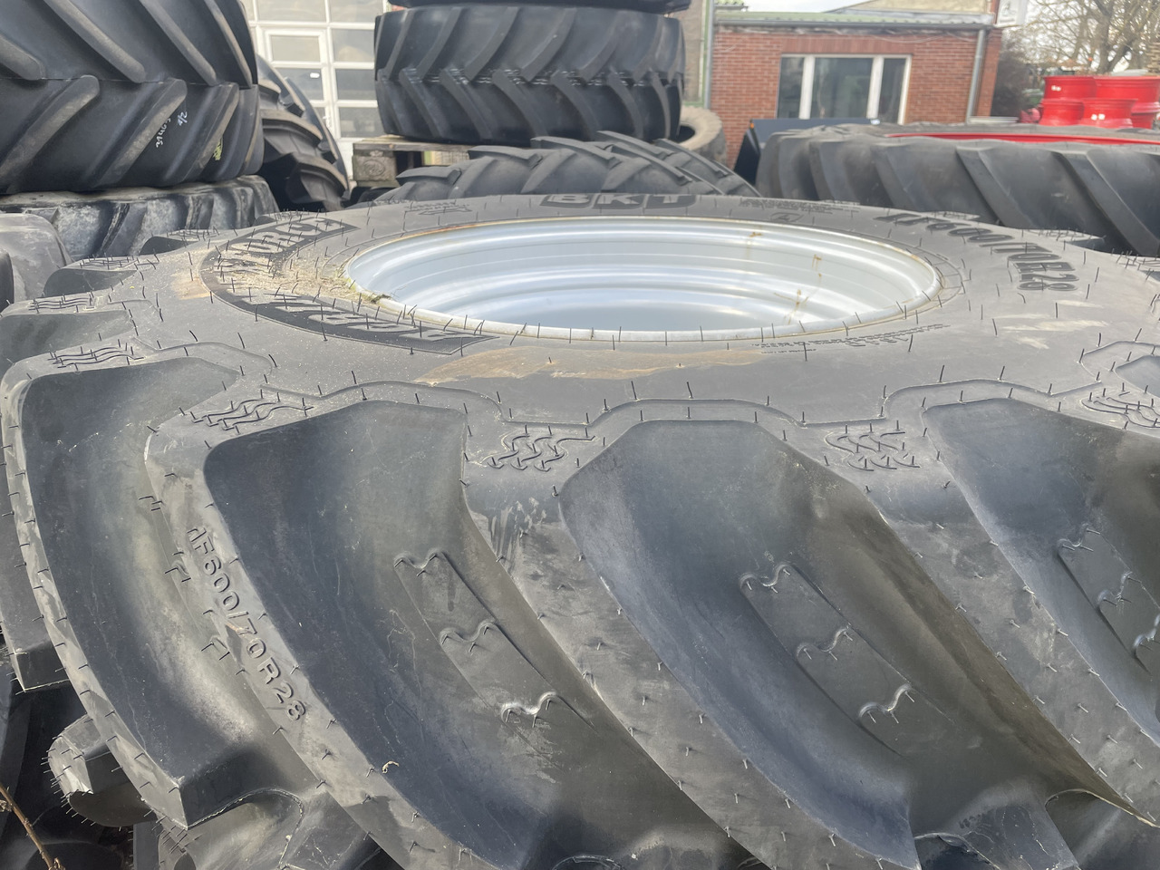 BKT IF 600/70R28 - Pneus et jantes: photos 1 BKT IF 600/70R28 - Pneus et jantes: photos 1