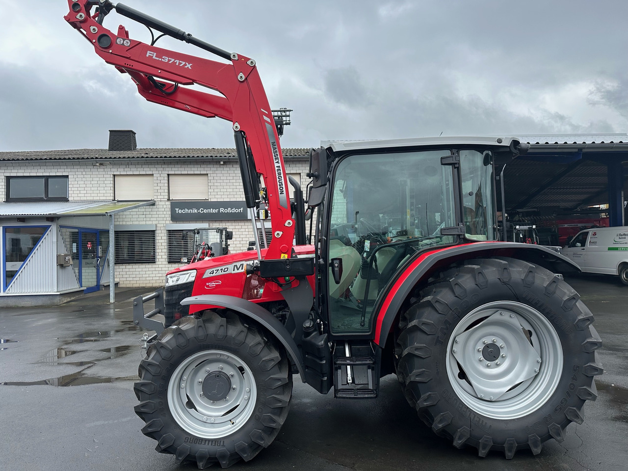 Massey Ferguson 4710 M Cab Essential Dyna 2 - Tracteur agricole: photos 1 Massey Ferguson 4710 M Cab Essential Dyna 2 - Tracteur agricole: photos 1