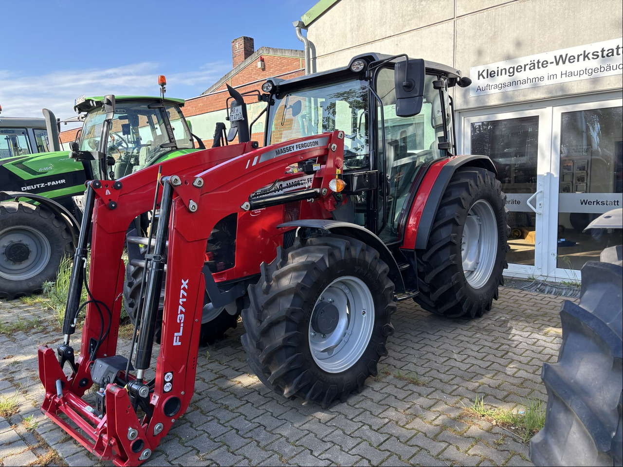 Massey Ferguson 4710 M Cab Essential Dyna 2 - Tracteur agricole: photos 1 Massey Ferguson 4710 M Cab Essential Dyna 2 - Tracteur agricole: photos 1