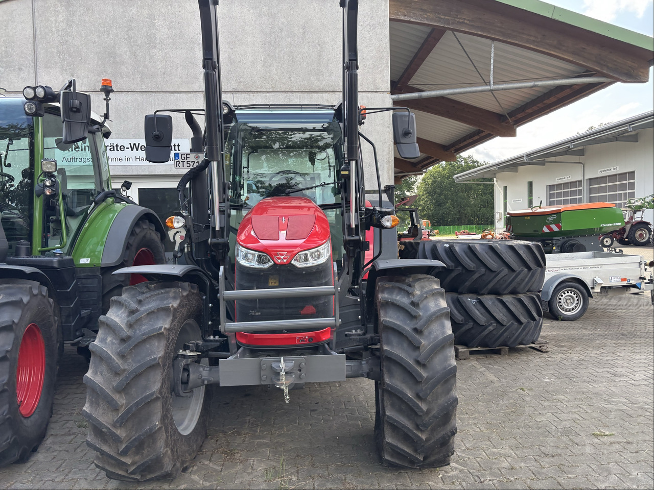 Massey Ferguson 5711M Dyna-4 4WD Cab - Tracteur agricole: photos 5 Massey Ferguson 5711M Dyna-4 4WD Cab - Tracteur agricole: photos 5