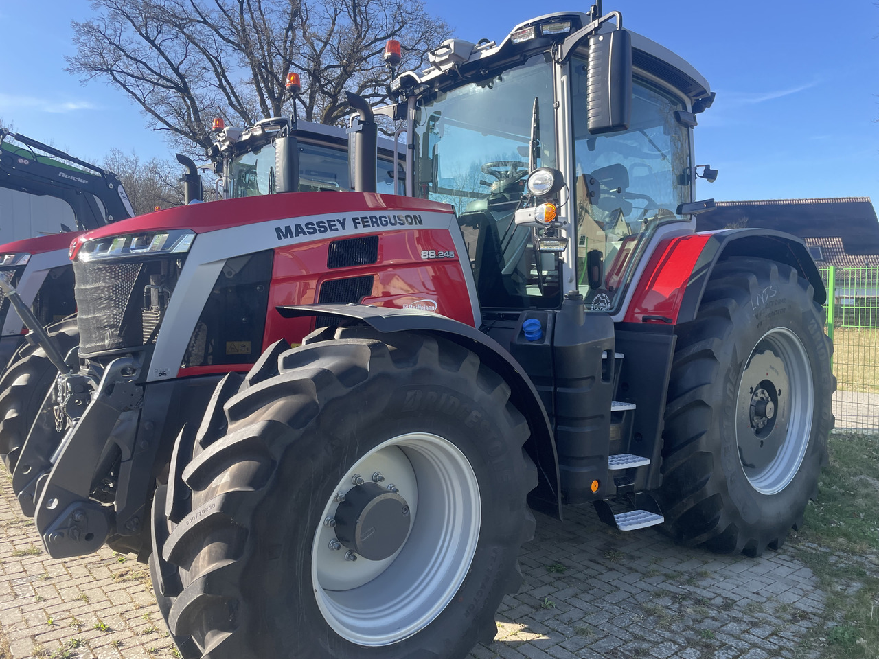 Massey Ferguson 8S.245 Dyna-VT EXCLUSIVE - Tracteur agricole: photos 1 Massey Ferguson 8S.245 Dyna-VT EXCLUSIVE - Tracteur agricole: photos 1