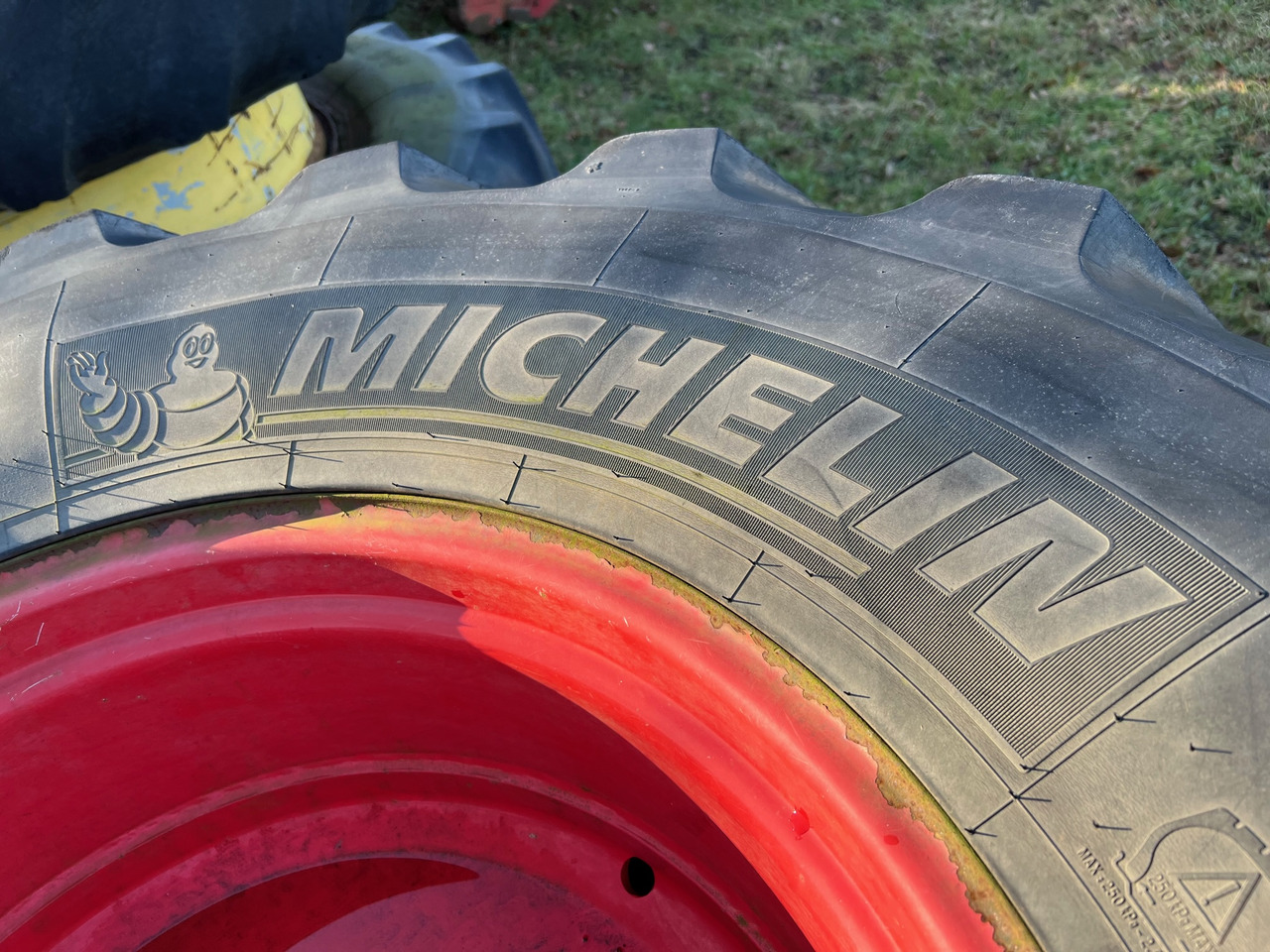 Michelin 1x Rad 600/65 R28 - Pneus et jantes: photos 4 Michelin 1x Rad 600/65 R28 - Pneus et jantes: photos 4