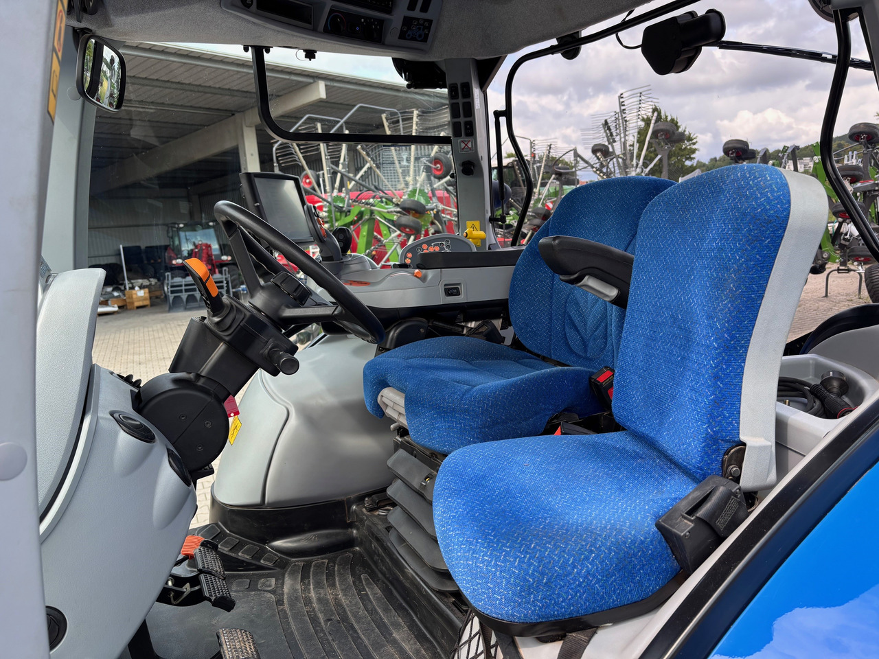 New Holland T6.140 Auto Command - Tracteur agricole: photos 4 New Holland T6.140 Auto Command - Tracteur agricole: photos 4