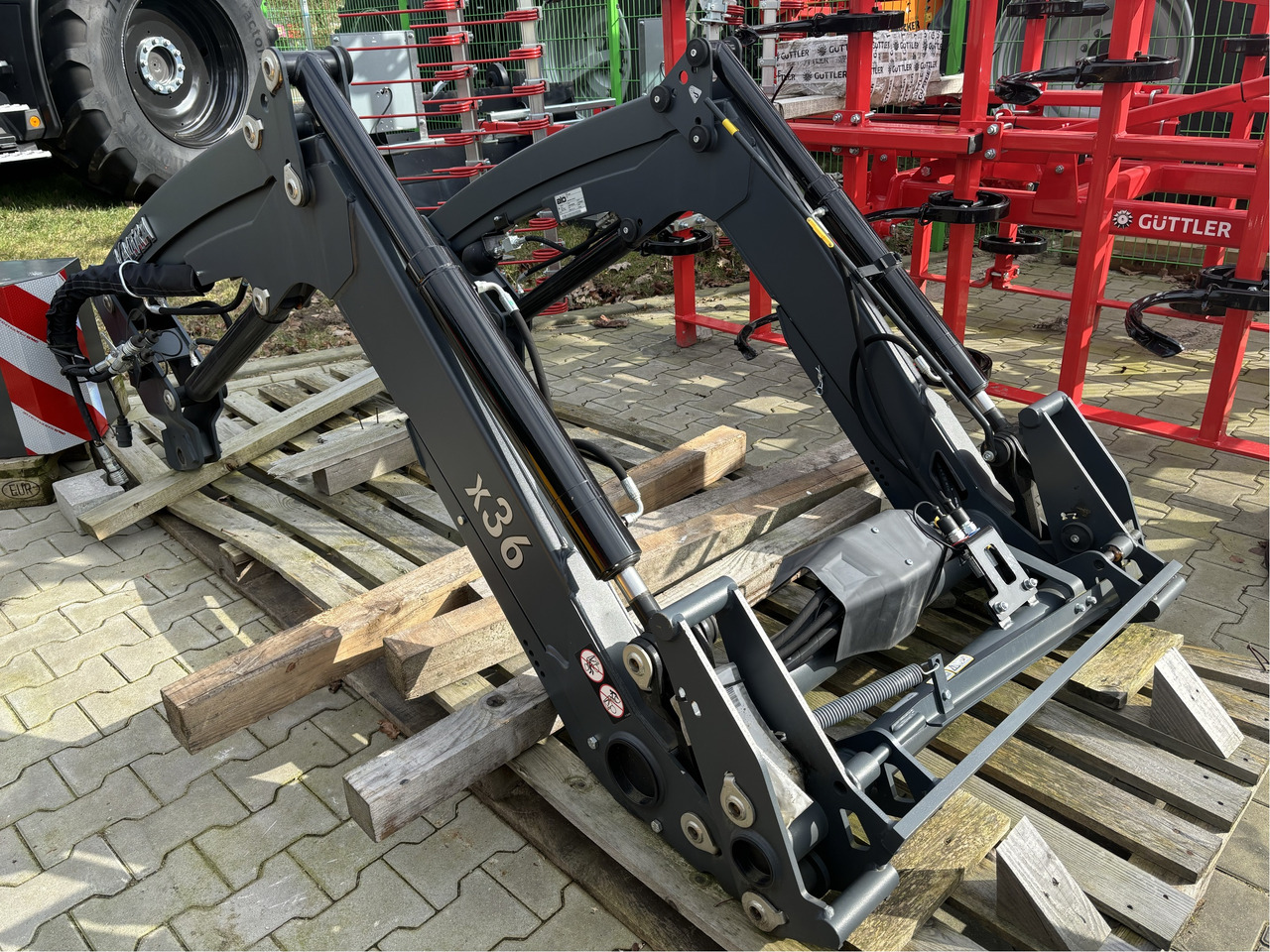 Valtra Frontlader X36DM - Chargeur frontal pour tracteur: photos 1 Valtra Frontlader X36DM - Chargeur frontal pour tracteur: photos 1
