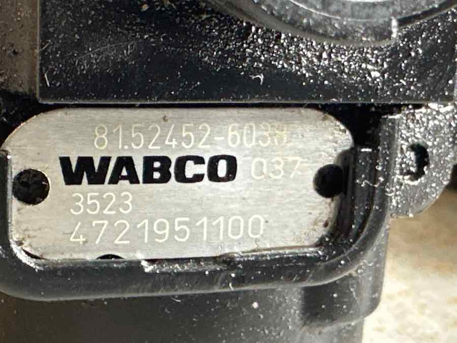 MAN AIR VALVE 81.52452-6038 - Valve de frein pour Camion: photos 3 MAN AIR VALVE 81.52452-6038 - Valve de frein pour Camion: photos 3