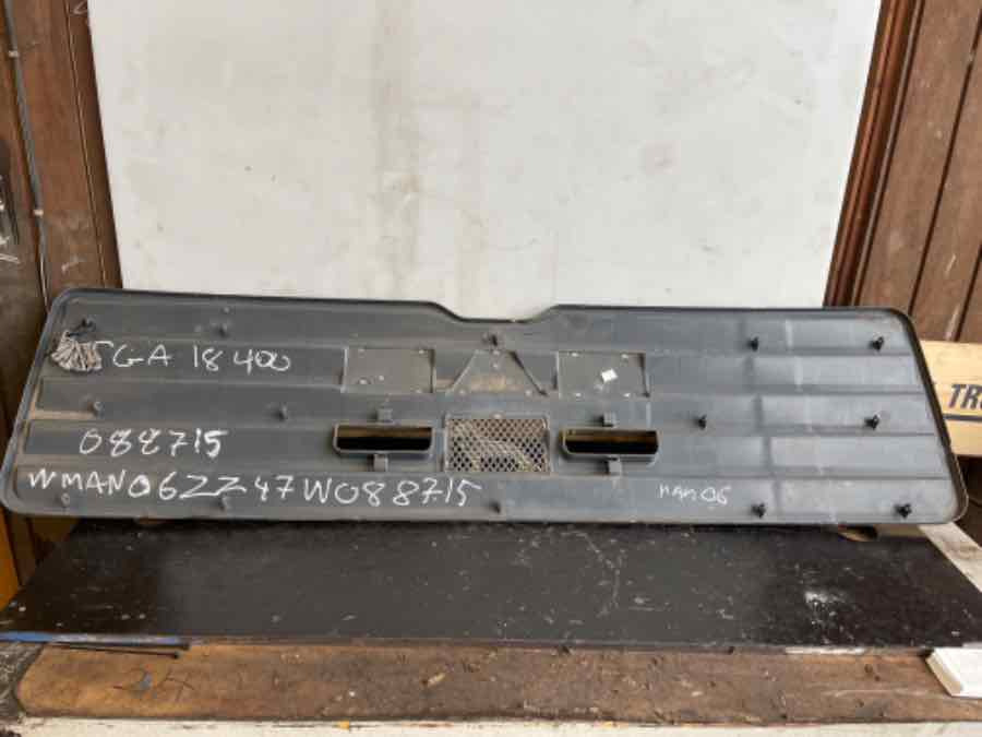MAN F2000 FRONT GRILL 81.61150-0110 - Carrosserie et extérieur pour Camion: photos 1 MAN F2000 FRONT GRILL 81.61150-0110 - Carrosserie et extérieur pour Camion: photos 1