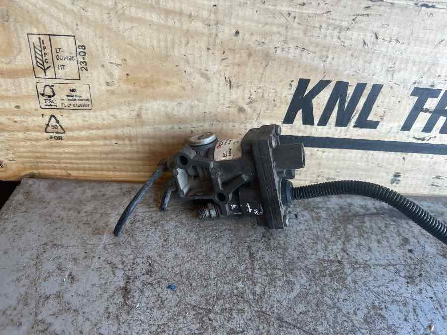 MAN MAGNET VALVE RETRADER 51.52160-0002 - Valve de frein pour Camion: photos 1 MAN MAGNET VALVE RETRADER 51.52160-0002 - Valve de frein pour Camion: photos 1