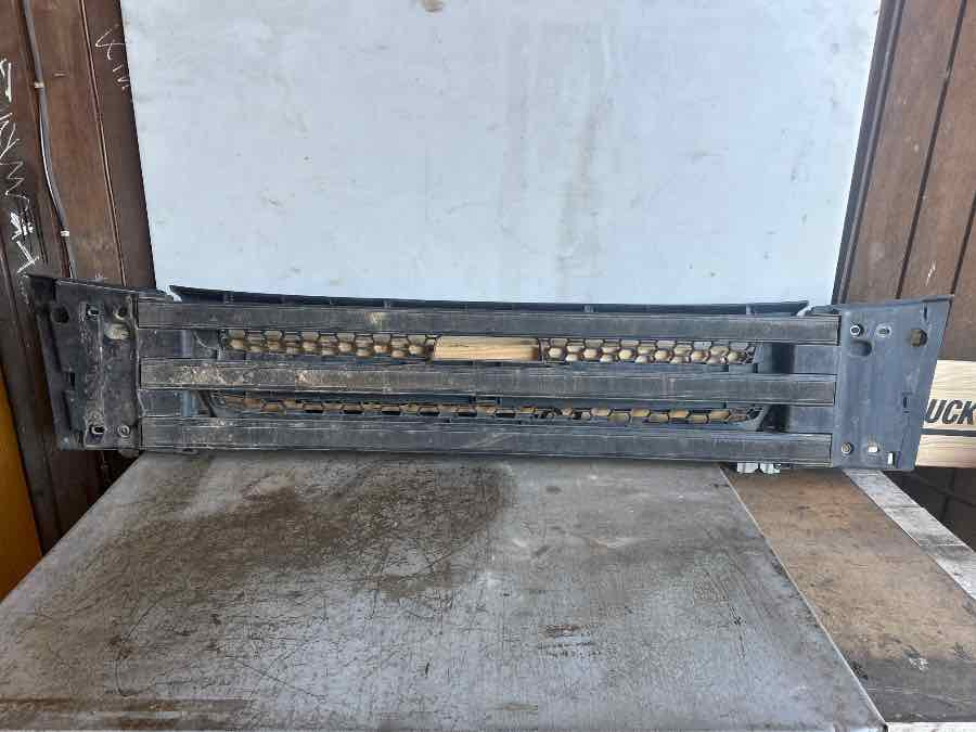 SCANIA LOWER GRILL - Carrosserie et extérieur pour Camion: photos 2 SCANIA LOWER GRILL - Carrosserie et extérieur pour Camion: photos 2