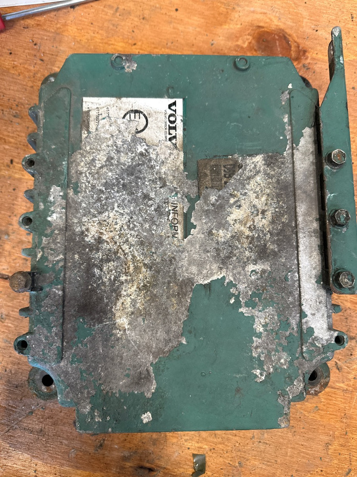 VOLVO ECU 20577133 P04 - Système électrique pour Camion: photos 2 VOLVO ECU 20577133 P04 - Système électrique pour Camion: photos 2