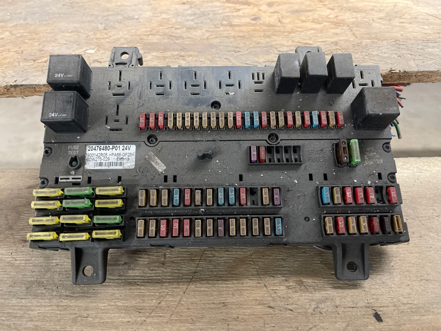 VOLVO FUSE AND RELAY CENTRE FH/FM 20476480 - Système électrique pour Camion: photos 3 VOLVO FUSE AND RELAY CENTRE FH/FM 20476480 - Système électrique pour Camion: photos 3