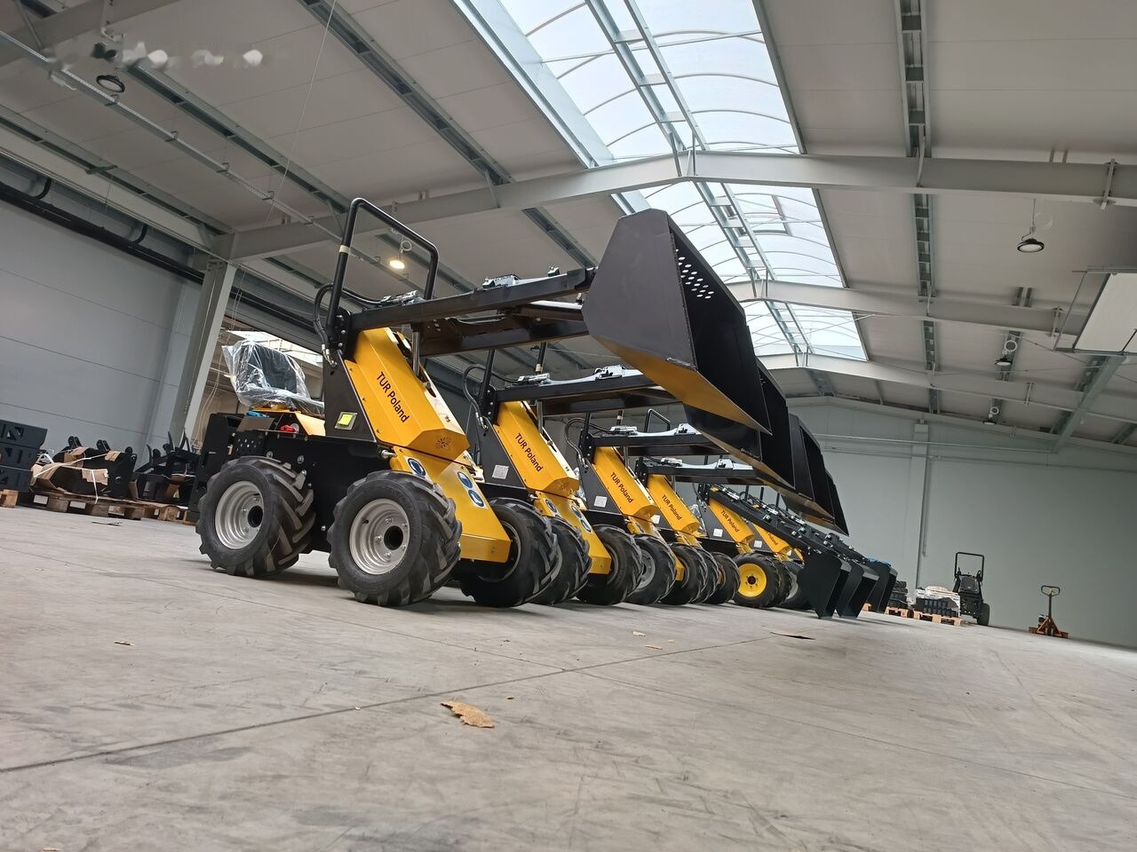 Tur Poland Mini Loader TUR N 520 Mini Hoflader Kompaktlader Briggs&Stratton - Mini chargeuse: photos 2 Tur Poland Mini Loader TUR N 520 Mini Hoflader Kompaktlader Briggs&Stratton - Mini chargeuse: photos 2