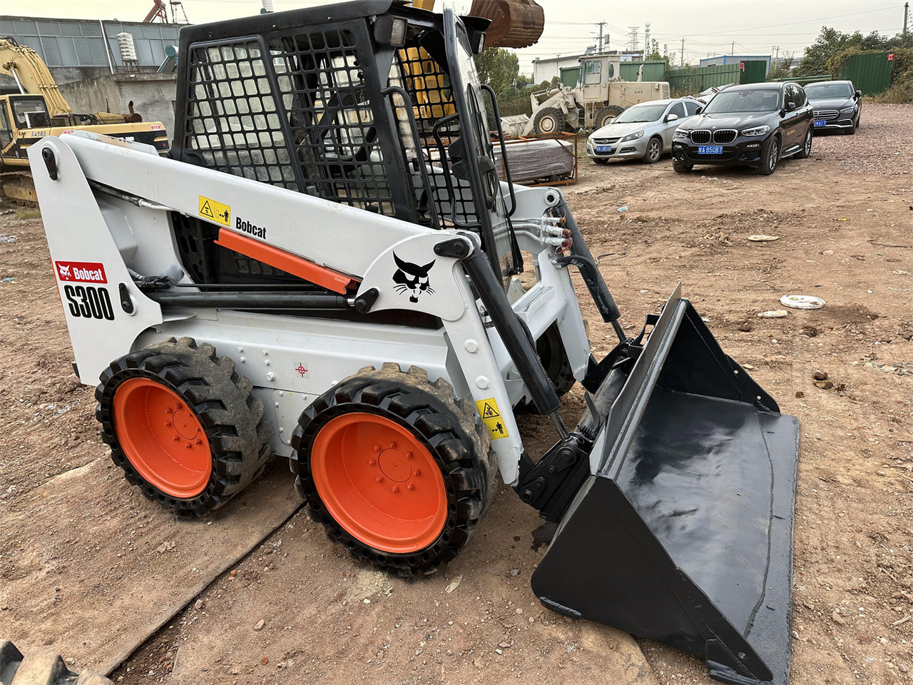 BOBCAT S300 - Mini chargeuse: photos 5 BOBCAT S300 - Mini chargeuse: photos 5