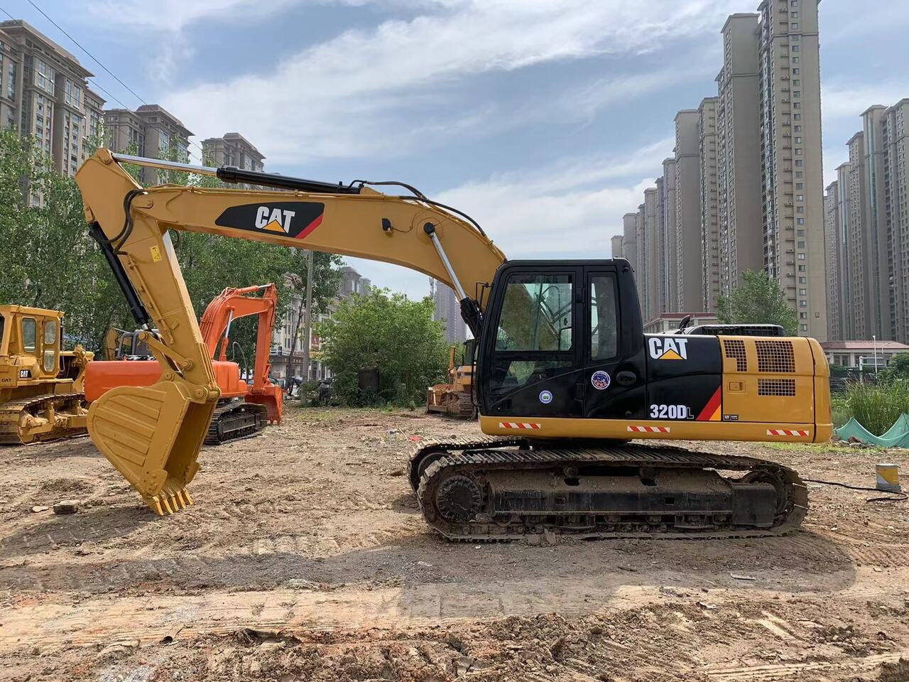 CATERPILLAR 320DL - Pelle sur chenille: photos 1 CATERPILLAR 320DL - Pelle sur chenille: photos 1