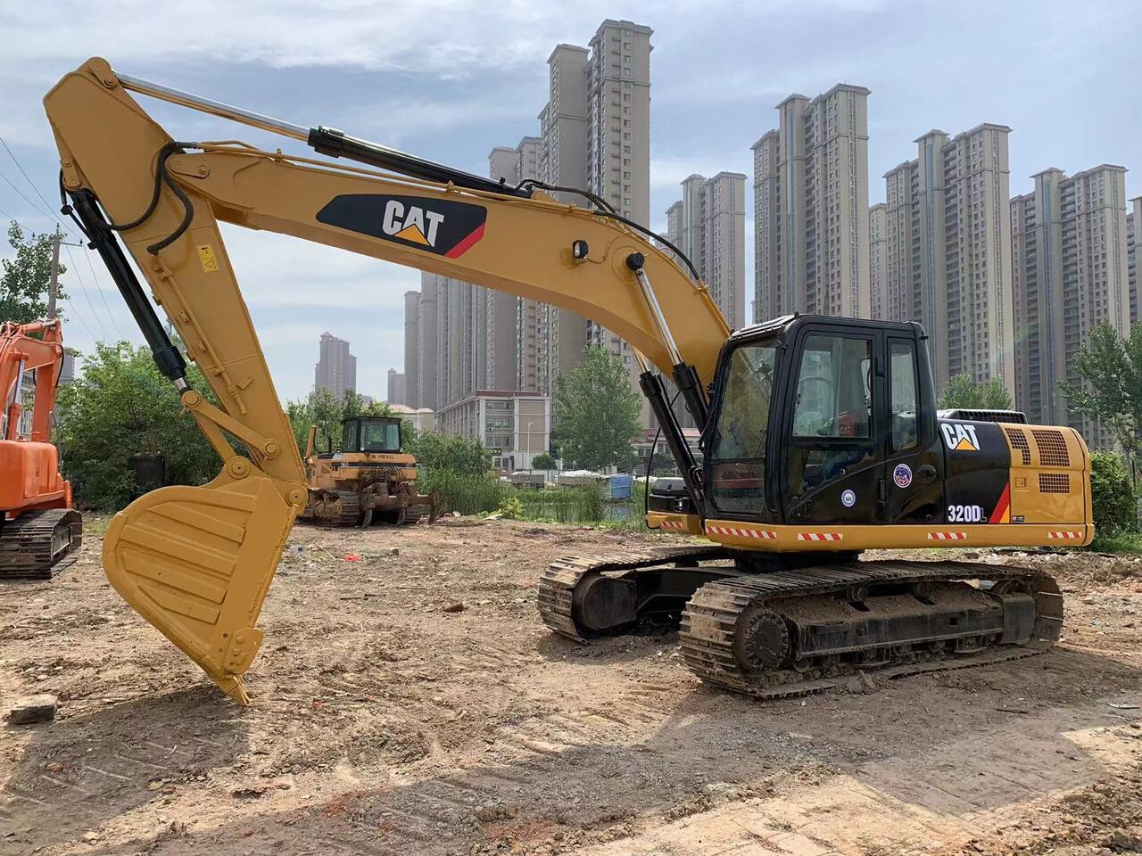 CATERPILLAR 320DL - Pelle sur chenille: photos 4 CATERPILLAR 320DL - Pelle sur chenille: photos 4