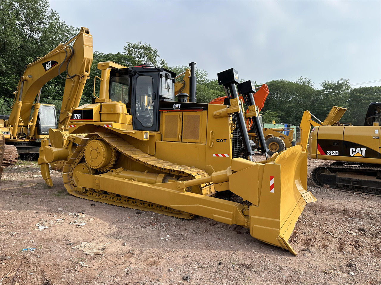 CATERPILLAR D7R - Bulldozer: photos 2 CATERPILLAR D7R - Bulldozer: photos 2