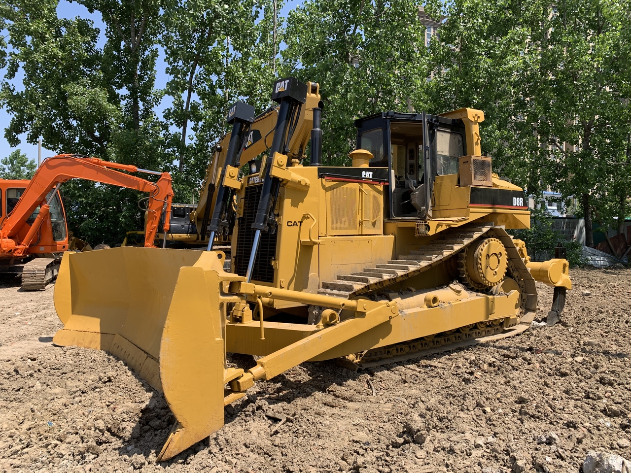CATERPILLAR D8R - Bulldozer: photos 1 CATERPILLAR D8R - Bulldozer: photos 1
