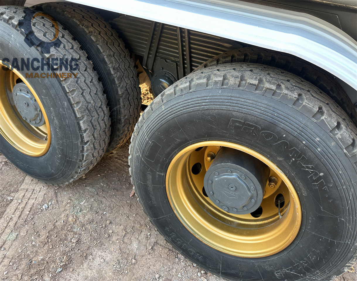 SINOTRUK HOWO 371 6x4 Water Tanker Truck - Camion citerne: photos 5 SINOTRUK HOWO 371 6x4 Water Tanker Truck - Camion citerne: photos 5