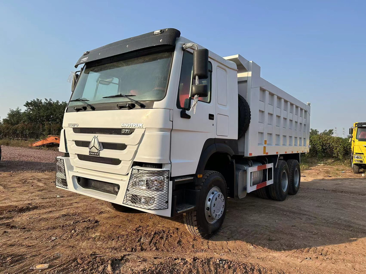 SINOTRUK HOWO 371hp 6x4 - Camion benne: photos 2 SINOTRUK HOWO 371hp 6x4 - Camion benne: photos 2
