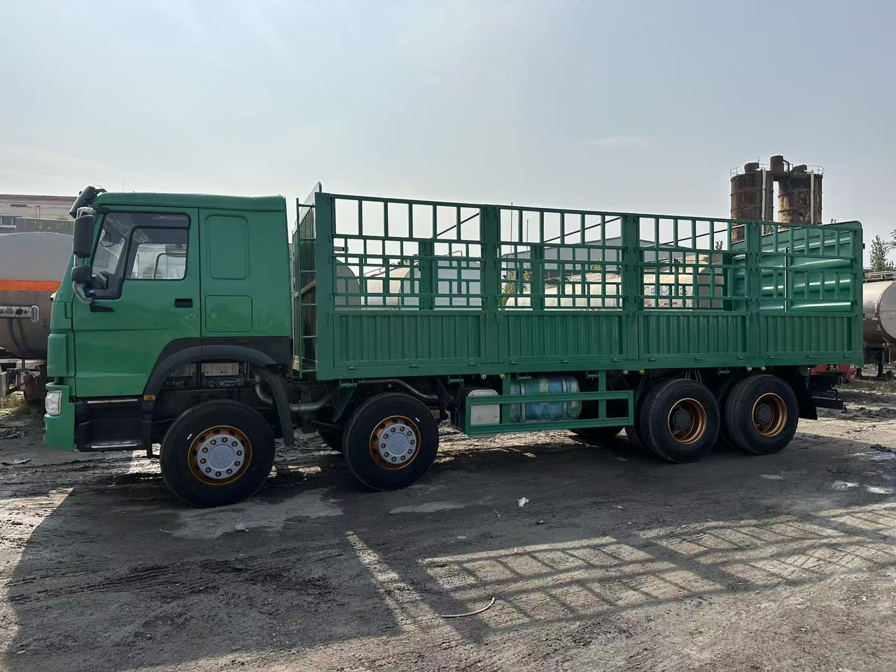 SINOTRUK HOWO 420hp 8x4 fence truck - Camion plateau: photos 3 SINOTRUK HOWO 420hp 8x4 fence truck - Camion plateau: photos 3