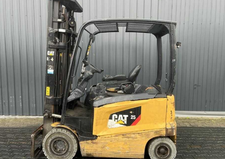 CAT Lift Trucks EP25CN - Chariot élévateur électrique: photos 2 CAT Lift Trucks EP25CN - Chariot élévateur électrique: photos 2