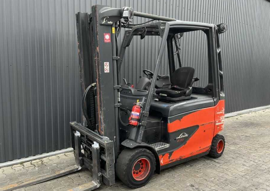 Linde E30H-01/600 - Chariot élévateur électrique: photos 1 Linde E30H-01/600 - Chariot élévateur électrique: photos 1