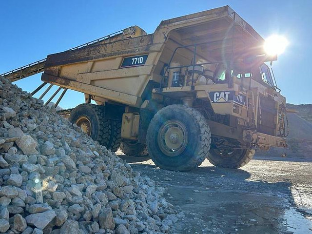 Caterpillar 771D - Tombereau: photos 2 Caterpillar 771D - Tombereau: photos 2