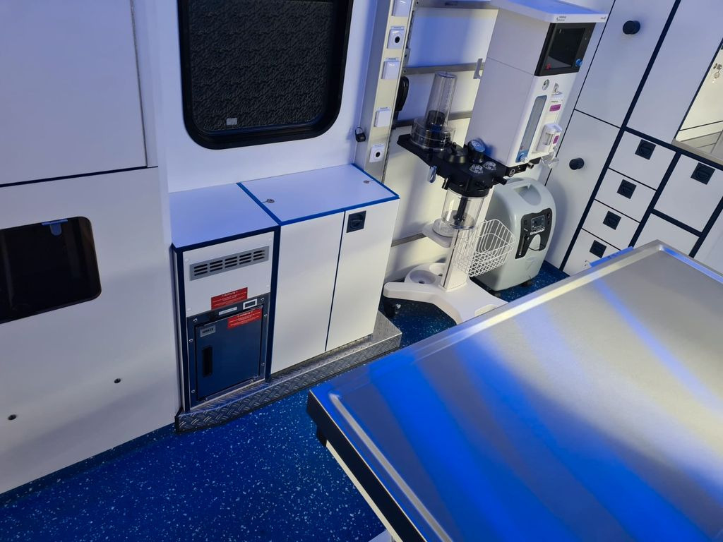 Mercedes-Benz RTW / Tierrettung / Tierarzt / OP Mercedes-Benz RTW / Tierrettung / Tierarzt / OP - Ambulance: photos 3 Mercedes-Benz RTW / Tierrettung / Tierarzt / OP Mercedes-Benz RTW / Tierrettung / Tierarzt / OP - Ambulance: photos 3