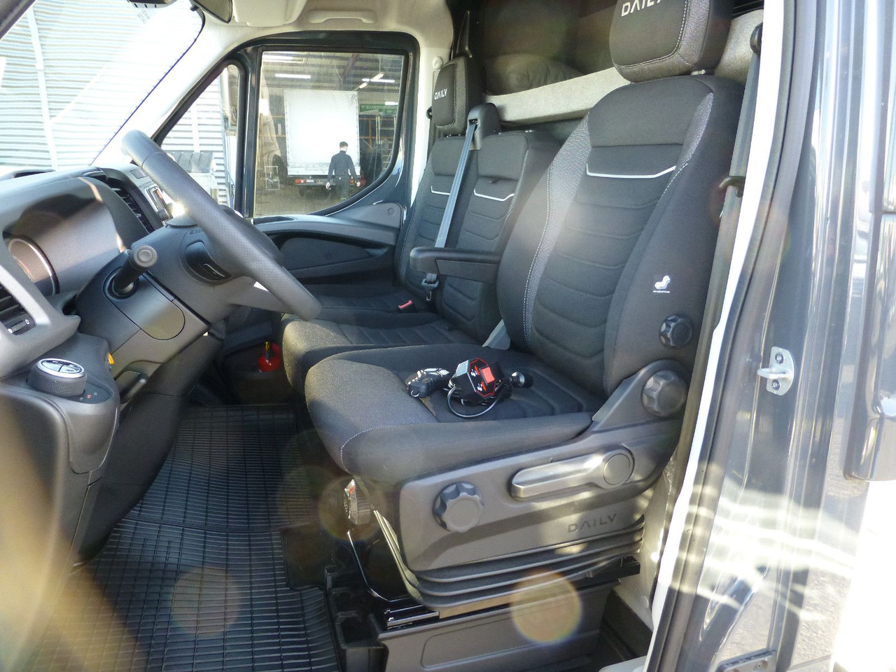 Remorqueuse Iveco Daily 35S18 Autotransporter  NAVI Schlafkabine: photos 15