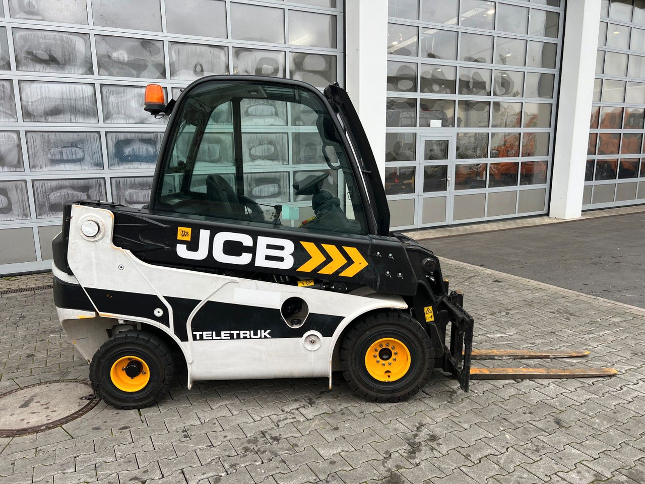 JCB TLT 30D 2WD / nur 1.948h! - Chariot télescopique: photos 3 JCB TLT 30D 2WD / nur 1.948h! - Chariot télescopique: photos 3
