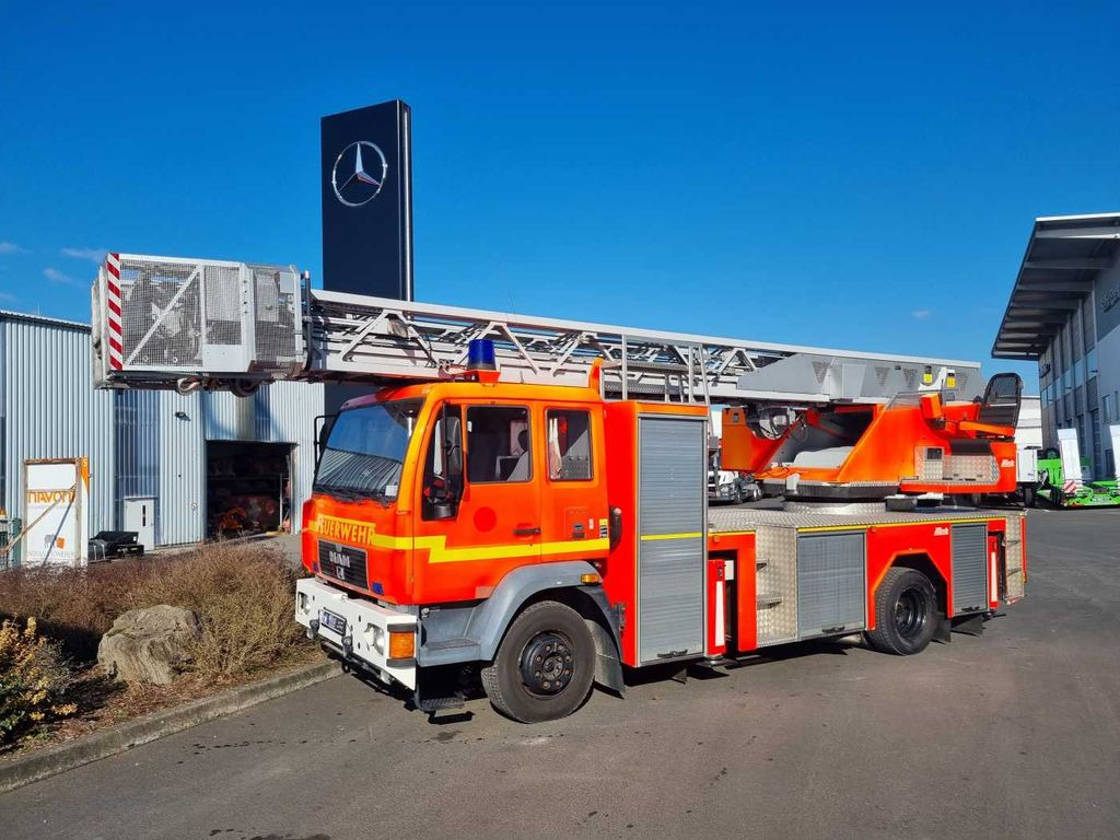 MAN 15.284LC Metz DLK 23-12 Feuerwehr Drehleiter - Camion grue: photos 2 MAN 15.284LC Metz DLK 23-12 Feuerwehr Drehleiter - Camion grue: photos 2