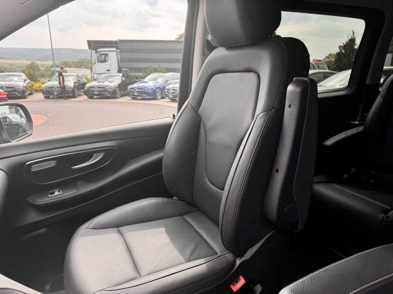 Voiture Mercedes-Benz V 300 d 4MATIC AVA 3430 AHK2,5 DISTRONIC 360: photos 10