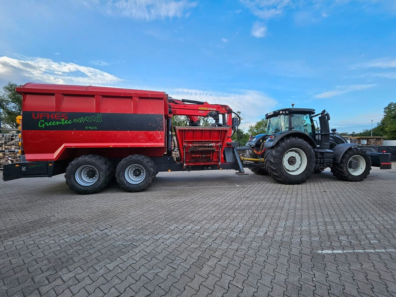 Valtra S374 / nur: 1.980h! / 06.2017 / Holzhacker - Broyeur de végétaux: photos 1 Valtra S374 / nur: 1.980h! / 06.2017 / Holzhacker - Broyeur de végétaux: photos 1